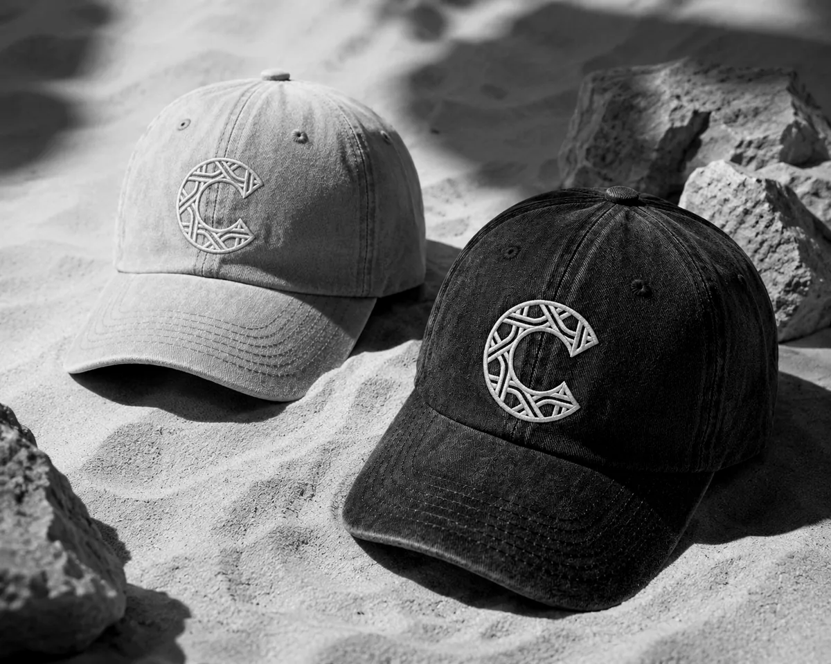 Casquettes CHVMS sable et noire sur le sable
