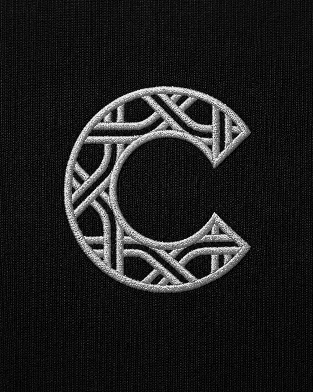 Monogramme CHVMS brodé sur maille, macro